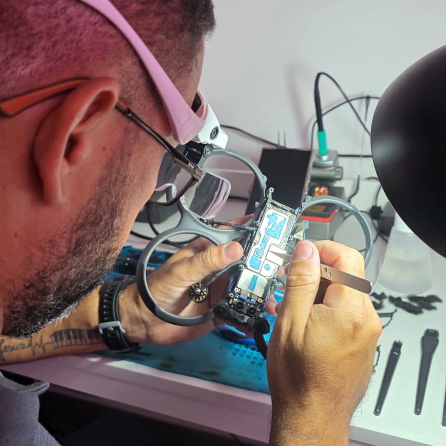 Técnico da FAM Drone realizando manutenção e reparo em drone na oficina da empresa