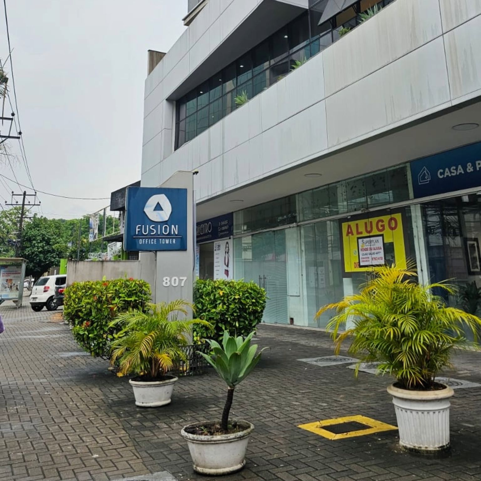 Fachada do edifício onde está localizada a sala comercial da FAM Drone na Pechincha, Rio de Janeiro