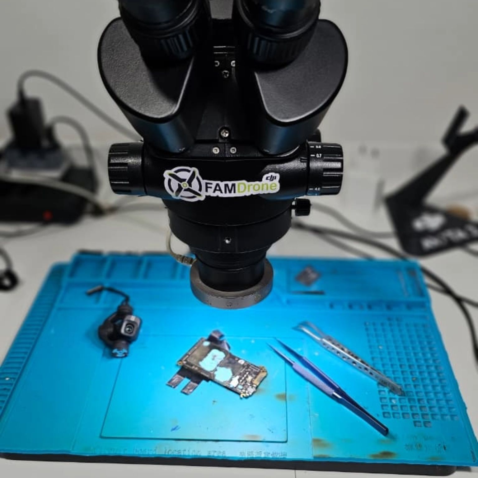 Microscópio utilizado pela FAM Drone para análise e diagnóstico de placas eletrônicas de drones